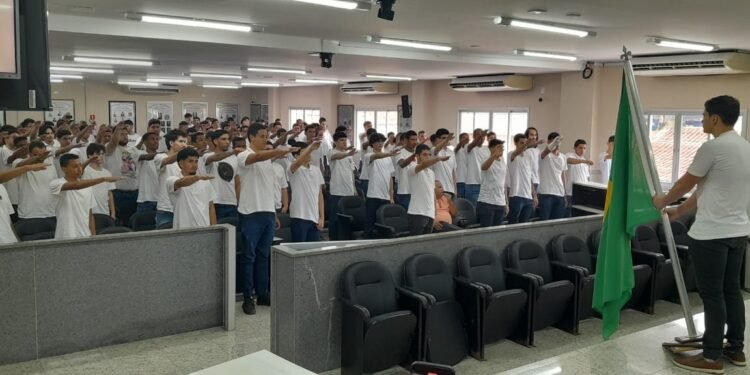 Jovens participam de juramento à bandeira em Barra de São Francisco Jovens participam de juramento à bandeira em Barra de São Francisco