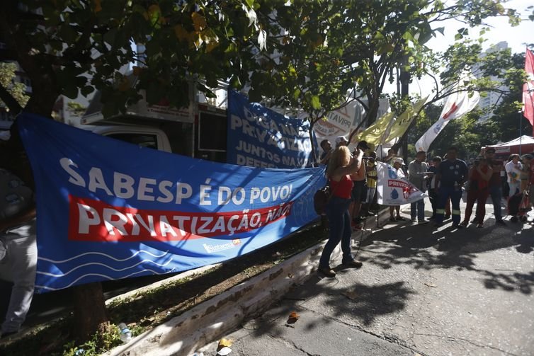 São Paulo (SP) 02/05/2024 - Manifestação contra a privatização da SABESP, na Câmara de Vereadores de São Paulo. Foto: Paulo Pinto/Agência Brasil