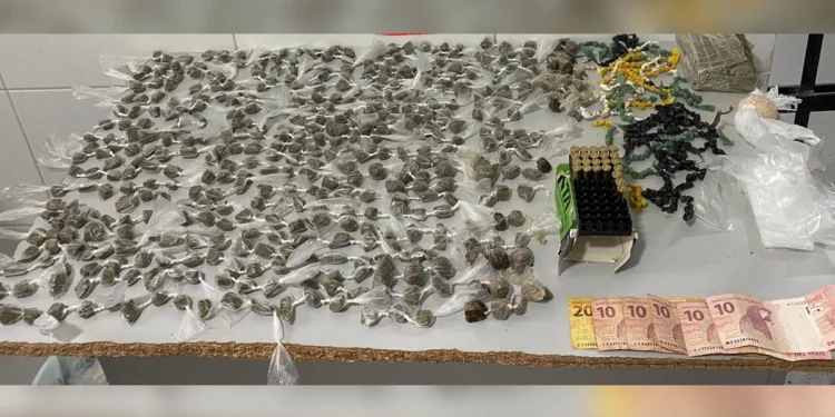 Adolescente é apreendido após esconder drogas na casa da namorada em Linhares Adolescente é apreendido após esconder drogas na casa da namorada em Linhares