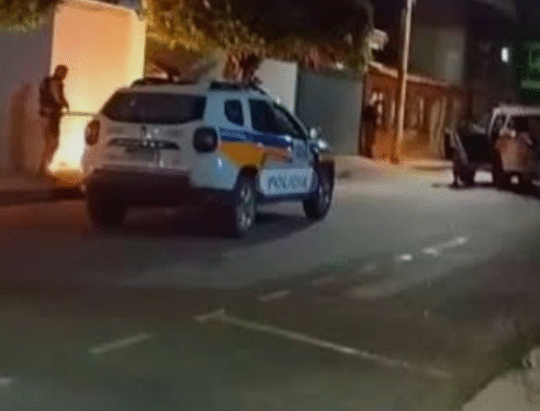 Mulher atira contra casa de vizinhos em Mantena Mulher atira contra casa de vizinhos em Mantena