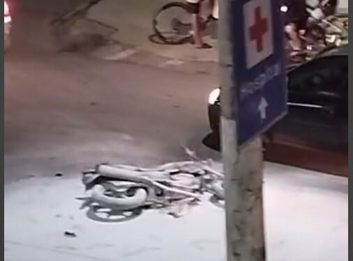 Mulher é atropelada por moto que pegou fogo após colisão em Barra de São Francisco