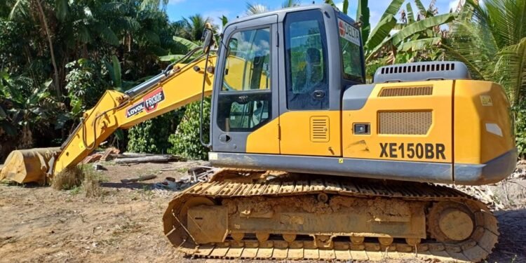 Retroescavadeira furtada em Linhares é localizada em propriedade rural de Nova Venécia Retroescavadeira furtada em Linhares é localizada em propriedade rural de Nova Venécia