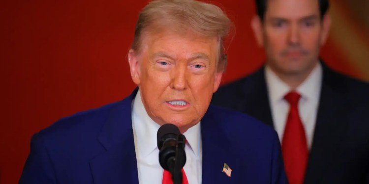 Trump assina tarifa de 50% e considera Brasil ameaça aos EUA Trump assina tarifa de 50% e considera Brasil ameaça aos EUA