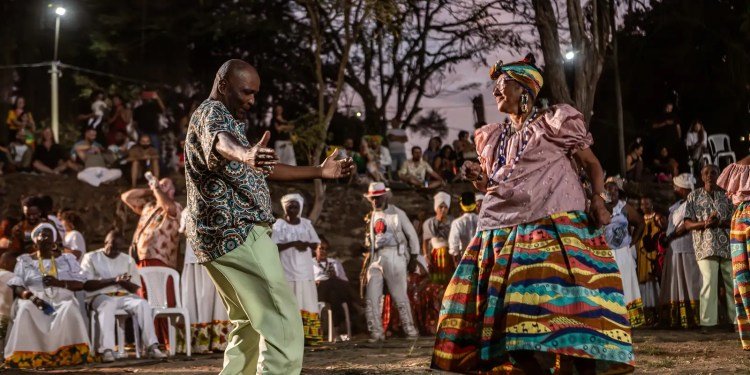 Encontro de Jongueiros transforma Praça Tiradentes em quilombo no Rio