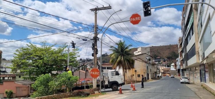 Semáforos são instalados em entroncamento entre Vila Landinha e centro de Barra de São Francisco