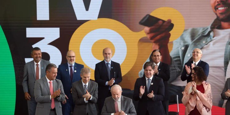 EBC participa da construção da TV 3.0 e celebra assinatura de decreto