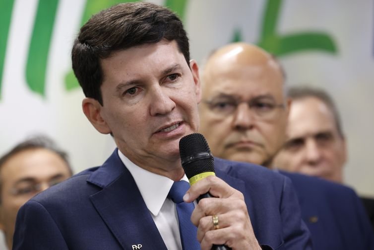 Fernando Frazão/Agência Brasil Rio de Janeiro (RJ), 28/08/2025 – O prefeito de Petrolina (PE), Simão Durando, participa de encontro com o presidente do BNDES, Aluízio Mercadante, e a Frente Nacional de Prefeitas e Prefeitos (FPN), sobre as medidas de apoio do Plano Brasil Soberano. Foto: Fernando Frazão/Agência Brasil