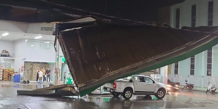 Vídeos e fotos mostram estrago provocado por temporal em Barra de São Francisco Vídeos e fotos mostram estrago provocado por temporal em Barra de São Francisco