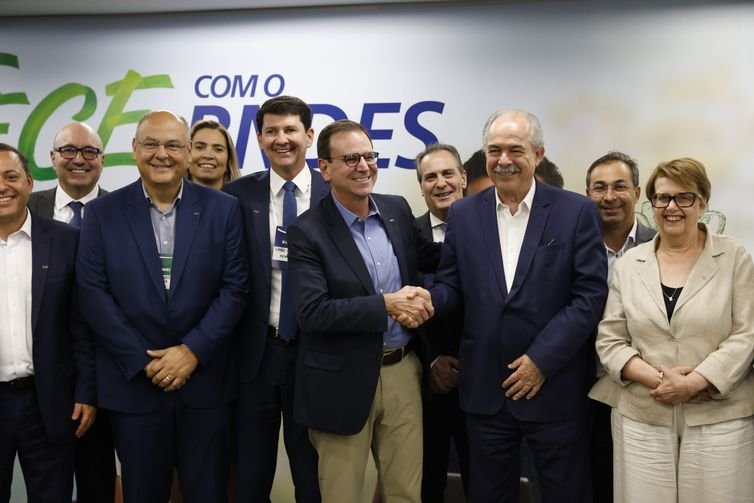 Fernando Frazão/Agência Brasil Rio de Janeiro (RJ), 28/08/2025 – O presidente do BNDES, Aluízio Mercadante, recebe o prefeito do Rio, Eduardo Paes, presidente da Frente Nacional de Prefeitas e Prefeitos (FPN), além de prefeitos representantes outros municípios para detalhar as medidas de apoio do Plano Brasil Soberano. Foto: Fernando Frazão/Agência Brasil