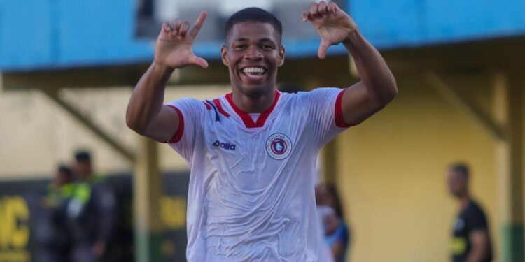 Colombiano marca duas vezes, Gálatas vence o Linhares e está vivo na Série B