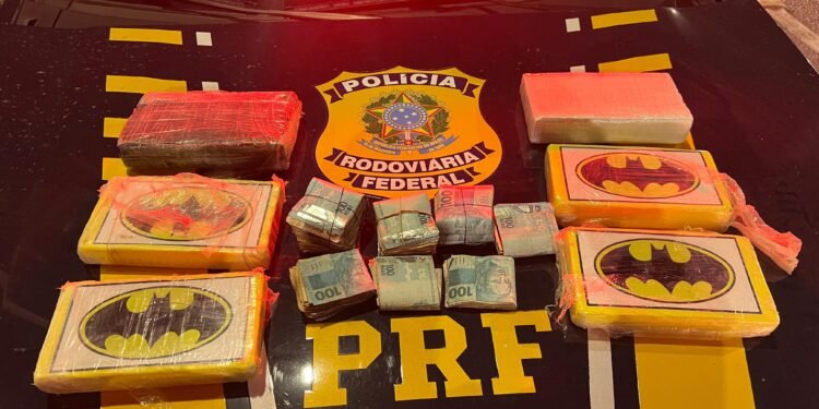 Com a marca do Batman: PRF apreende mais de 6kg de cocaína na Serra Com a marca do Batman: PRF apreende mais de 6kg de cocaína na Serra
