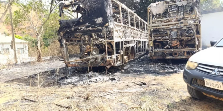 Dois ônibus são incendiados em pátio na Vila Vicente, em Barra de São Francisco Dois ônibus são incendiados em pátio na Vila Vicente, em Barra de São Francisco