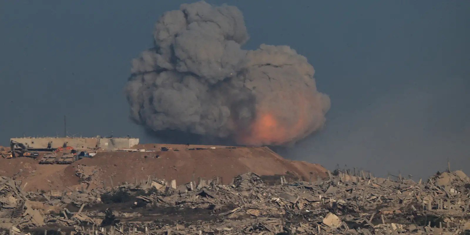 Forças israelenses bombardeiam subúrbios da Cidade de Gaza