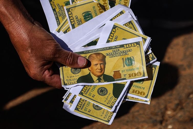 Brasília (DF), 01/08/2025 - Movimentos sindicais e sociais protestam contra medidas econômicas do governo dos EUA contra o Brasil, na frente da embaixada americana em Brasília. Foto: José Cruz/Agência Brasil