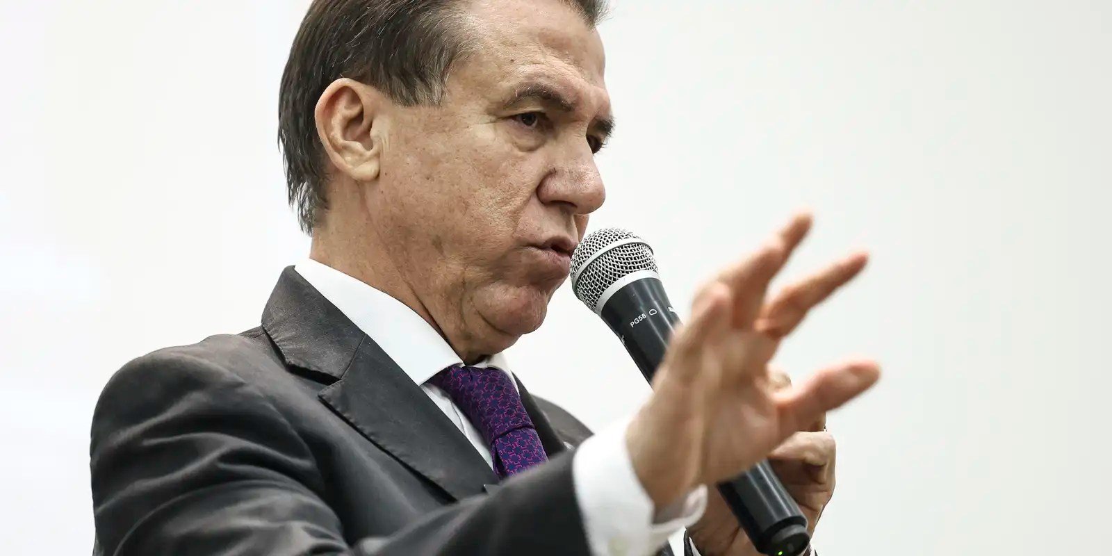 Ministro do Trabalho diz que país não deve se desesperar por tarifaço