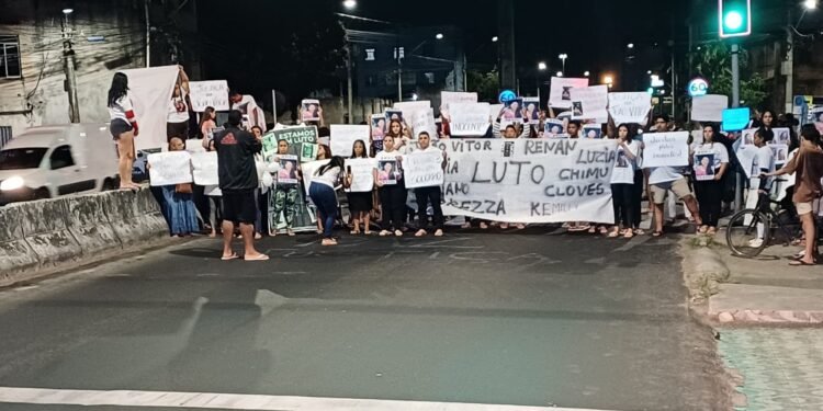 Moradores de Santa Rita fecham acesso ao porto de Vitória