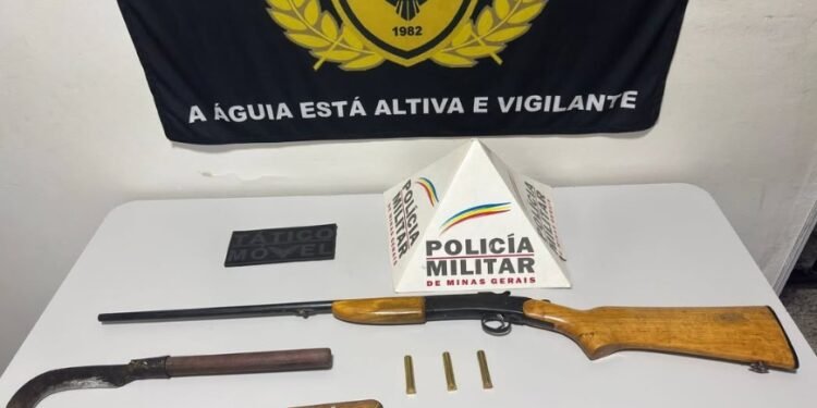 Polícia Militar apreende espingarda, foice e faca após confusão em bar de Mantena