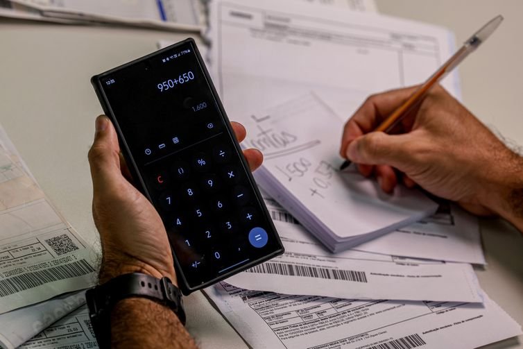 Brasília (DF) 15/03/2024 – A partir de hoje (15) de março, parte da liquidação interbancária da cobrança do documento será feita no mesmo dia do pagamento A novidade é mais um projeto de modernização feito pelo setor bancário na modalidade de boletos, que englobará 136 bancos e será mandatória. Com a mudança, se o cliente pagar o boleto até *às 13h30, o cobrador poderá receber o dinheiro no mesmo dia, dependendo do contrato que ele tenha com a sua instituição financeira. Se o pagamento for feito após *às 13h30, a liquidação ocorrerá no dia seguinte. Foto: Joédson Alves/Agência Brasil