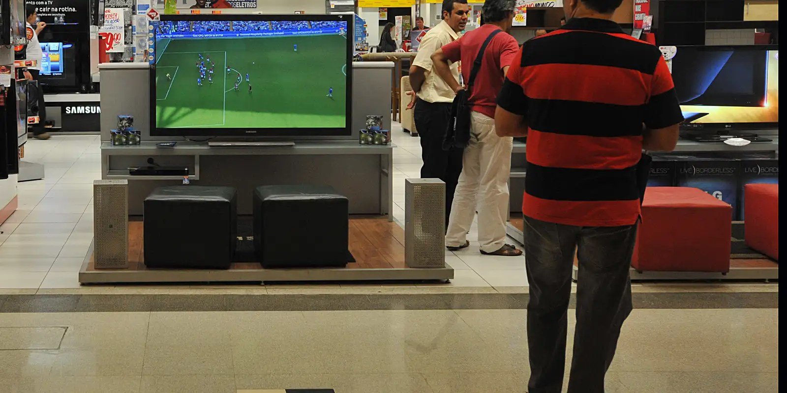 Vendas no comércio recuam 0,1% em junho, 3º mês seguido de queda Vendas no comércio recuam 0,1% em junho, 3º mês seguido de queda