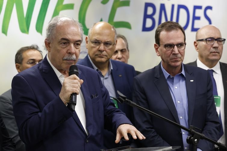 Rio de Janeiro (RJ), 28/08/2025 – O presidente do BNDES, Aluízio Mercadante, recebe o prefeito do Rio, Eduardo Paes, presidente da Frente Nacional de Prefeitas e Prefeitos (FPN), além de prefeitos representantes outros municípios para detalhar as medidas de apoio do Plano Brasil Soberano. Foto: Fernando Frazão/Agência Brasil