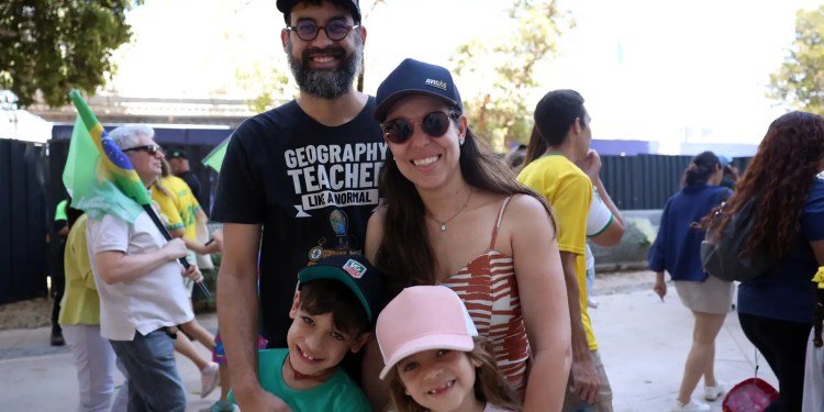 Brasileiros celebram soberania; Curupira e Zé Gotinha desfilaram Brasileiros celebram soberania; Curupira e Zé Gotinha desfilaram