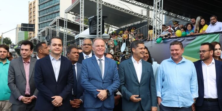 Desfile cívico-militar em Vitória celebra o civismo e a Independência do Brasil