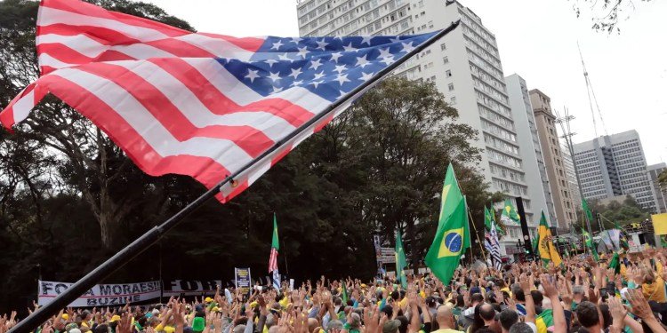 Com bandeirão dos Estados Unidos, “patriotas” fazem ato pró-Bolsonaro em SP