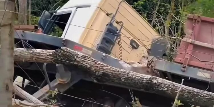 Carreta carregada com granito sai da pista e motorista escapa ileso em Barra de São Francisco Carreta carregada com granito sai da pista e motorista escapa ileso em Barra de São Francisco