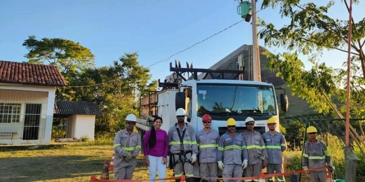 Comunidade do Córrego Santa Angélica, em Barra de São Francisco, comemora extensão de energia elétrica em escola após mais de 25 anos de espera