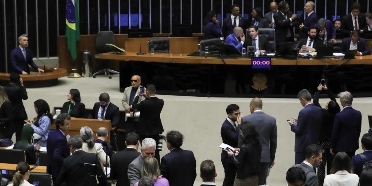 Aprovada urgência de PL que libera R$ 1,5 bi para saúde e educação