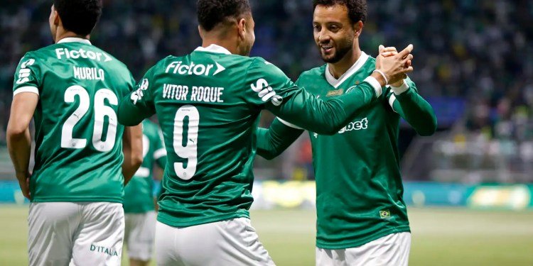 Brasileiro: Palmeiras joga no ritmo de Vitor Roque e goleia o Inter