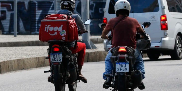 Câmara aprova urgência para votar vale-refeição para entregadores