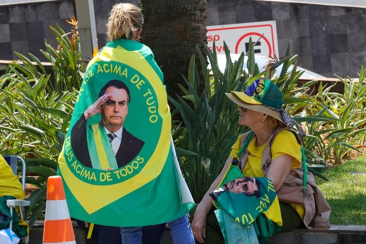 Brasília (DF) 14/09/2025 Apoiadores do ex-presidente Jair Bolsonaro em frente ao hospital onde ele se internou nessa manhã Foto: Fabio Rodrigues-Pozzebom/ Agência Brasil