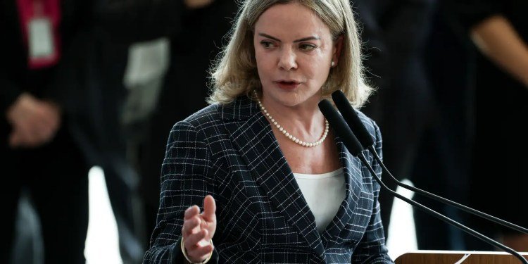 Gleisi critica EUA por fala de uso de "poder militar" contra o Brasil Gleisi critica EUA por fala de uso de "poder militar" contra o Brasil