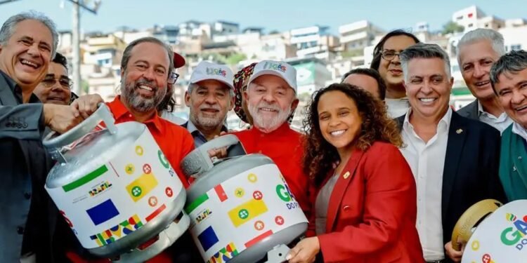 Governo lança programa Gás do Povo com previsão de atender mais de 239 mil famílias no Espírito Santo; saiba como vai funcionar