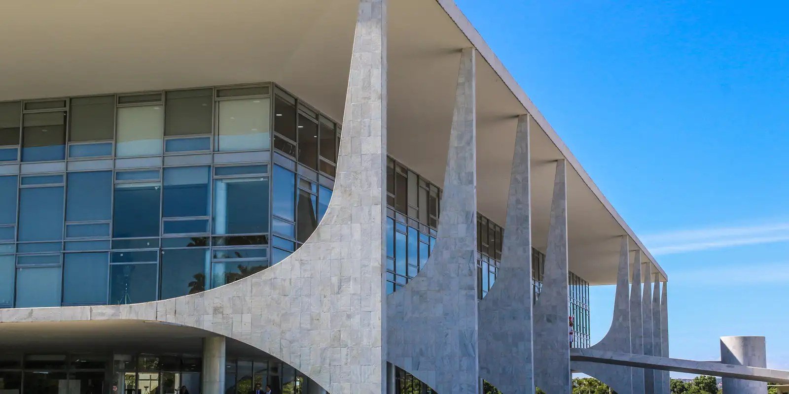 Homem tenta subir rampa do Palácio do Planalto duas vezes na madrugada