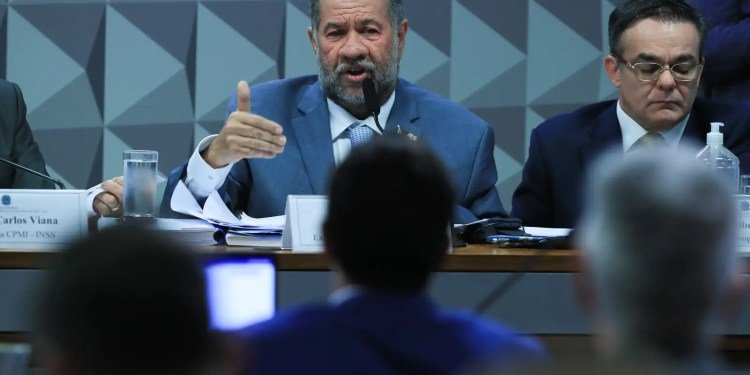 Lupi diz que governo acompanhava, mas sem dimensão de fraudes no INSS