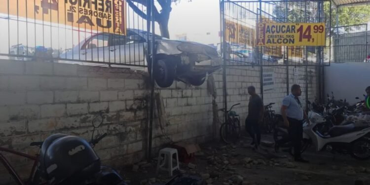 Motorista perde o controle e bate em muro de estaciomento de supermercado em São Mateus