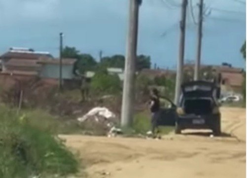 Mulher é flagrada descartando lixo em terreno baldio em Guriri, em São Mateus