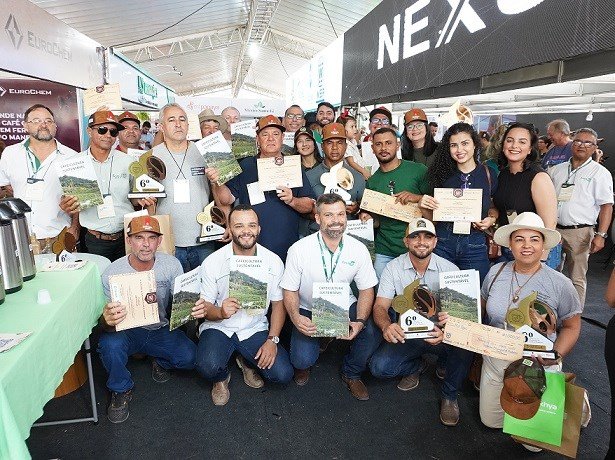Exemplares foram distribuídos na premiação do 6º Concurso de Qualidade de Café Conilon de Pinheiros. Foto: Pinheiros AgroShow