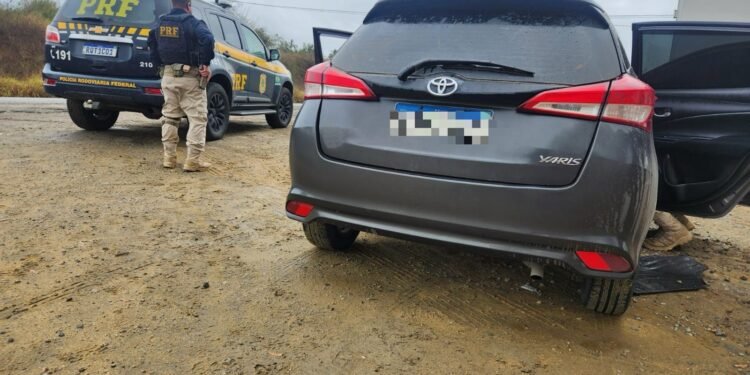 PRF recupera em Aracruz veículo roubado na Baixada Fluminense