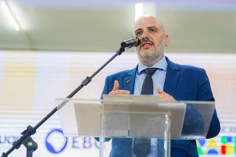 Caruaru (PE), 08/09/2025 - Presidente da EBC, André Basbaum, fala durante cerimônia que anuncia o começo de funcionamento no canal 6 do sinal digital da cidade de Caruaru (PE) da Pref TV. A emissora passa a ser a mais nova associada à Rede Nacional de Comunicação Pública (RNCP), liderada pela Empresa Brasil de Comunicação (EBC). Foto: Shizuo Alves/MCom