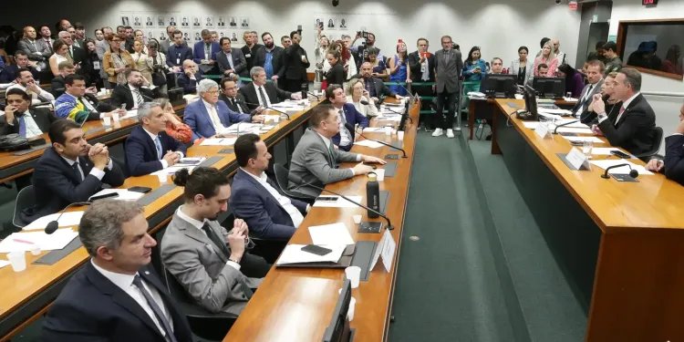 Conselho de Ética arquiva representação contra Eduardo Bolsonaro Conselho de Ética arquiva representação contra Eduardo Bolsonaro