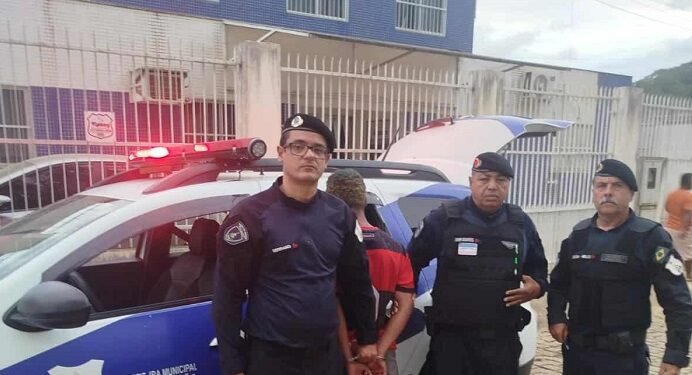 Adolescente é apreendido suspeito de envolvimento em furto de moto em Barra de São Francisco Adolescente é apreendido suspeito de envolvimento em furto de moto em Barra de São Francisco