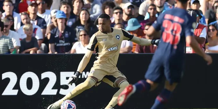 Ederson se machuca e John, ex-Botafogo, é convocado para amistosos