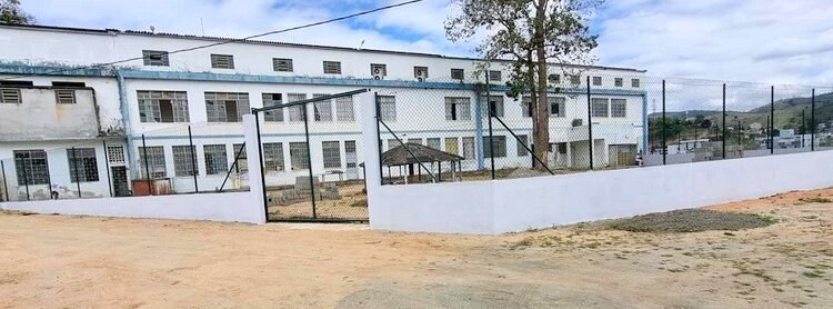 Escola no Centro de Barra de São Francisco ganha muro e alambrado para reforçar segurança Escola no Centro de Barra de São Francisco ganha muro e alambrado para reforçar segurança
