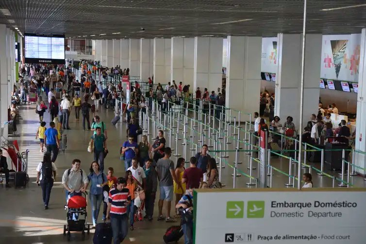 Movimento de passageiros no Aeroporto Internacional Juscelino Kubitschek, em Brasília, nesta sexta-feira (13) de carnaval (Valter Campanato/Agência Brasil)