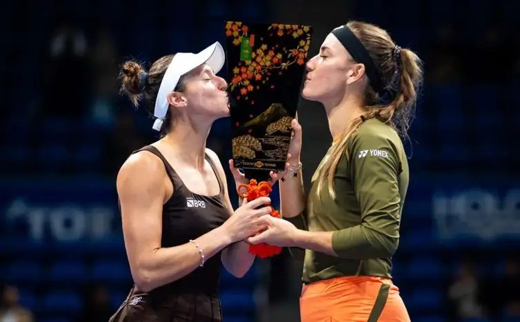 Toray Pan Pacific Open Tennis/Divulgação Tóquio, 26/10/2025 - Luisa Stefani e Timea Babos vencem WTA 500 de Tóquio. Foto: Toray Pan Pacific Open Tennis/Divulgação