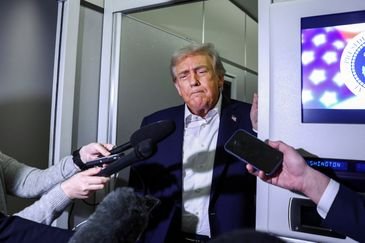 Presidente dos EUA, Donald Trump, fala com jornalistas a bordo do avião presidencial Força Aérea Um 24/10/2025 Reuters/Evelyn Hockstein/Proibida reprodução