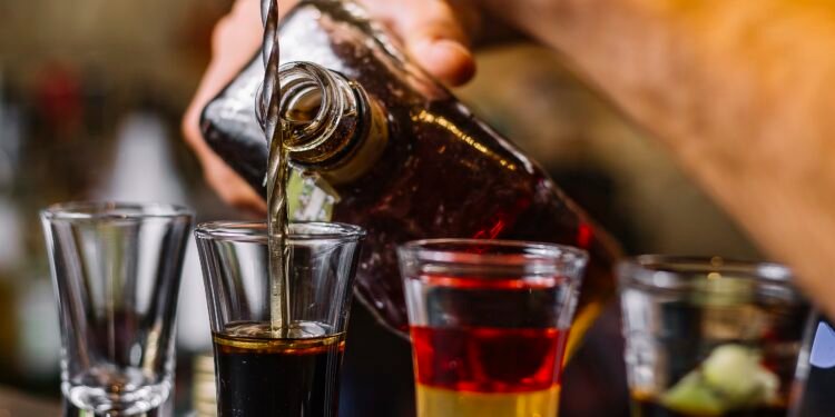 Metanol em bebidas: como diferenciar intoxicação de ressaca